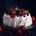 Tort Bezowy z owocami i mascarpone