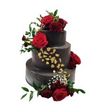 Tort weselny piętrowy czekoladowy wzór Tzk09 | czerwone róże z płatkami złota