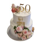 Tort  piętrowy biały wzór Tzk24 | makaroniki i różowe róże