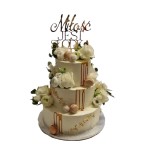 Tort weselny piętrowy wzór Tzk27 | makaroniki, złoto i żywe kwiaty