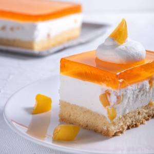 Sernik z brzoskwiniami