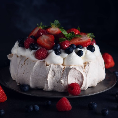 Tort Bezowy z owocami i mascarpone