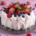 Tort Bezowy z owocami i mascarpone